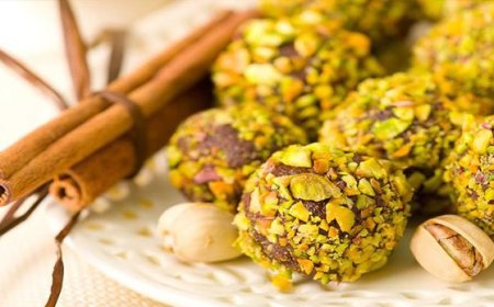 حلا العيد : كرات التمر بالفستق الحلبي .. المقادير و الطريقة