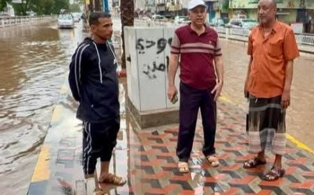 الجاوي يتفقد اعمال شفط مياه الأمطار وازاله المخلفات في شوارع المعلا 