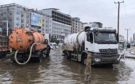 ترجمة لتوجيهات وزير الدولة - محافظ العاصمة عدن - عبدالرحمن شيخ..الداؤودي: تواصل أعمال شفط مياه الأمطار في عدد من شوارع وأحياء مديرية المنصورة