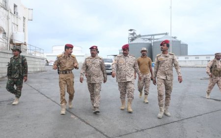 قائد المنطقة العسكرية الثانية يتفقد قوة خفر السواحل والمواقع التابعة لها في المكلا ويشيد بمستوى الانضباط و والجاهزية