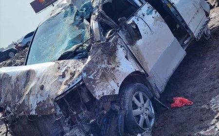 نجاة سائق بأعجوبة.. انقلاب باص (فوكسي) بخط الجسر في عدن