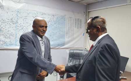 بن نهيد يتفقد سير الانضباط الوظيفي عقب عطلة عيد الفطر في قطاعات وإدارات هيئة الطيران المدني