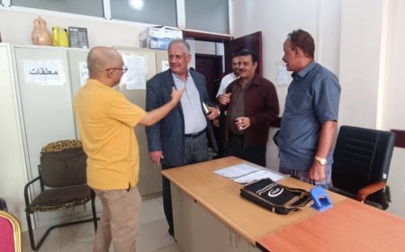 عقب إجازة عيد الفطر المبارك..وكيل عدن "شائع" يتفقد مستوى الإنضباط الوظيفي في ديوان السلطة المحلية بمديرية المنصورة