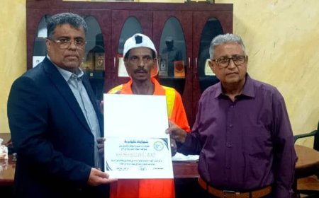 السلطة المحلية بعدن تكرم عامل النظافة / عصام محمد عبده حسن 