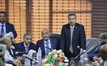 بحضور عضو مجلس القيادة محافظ لحج " الحالمي" يتسلم قيادة المحافظة رسمياً ويباشر مهامه بلقاء معظم عموم المكاتب التنفيذية