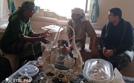 مدير عام الصحة بالمهرة يقوم بزيارة عيدية لمدير الترصد الوبائي السابق ويطمئن على صحته