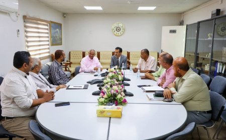 الوكيل المساعد لوزارة النفط يتفقد الانضباط الوظيفي في شركتي "مصافي عدن" و"الاستثمارات النفطية"