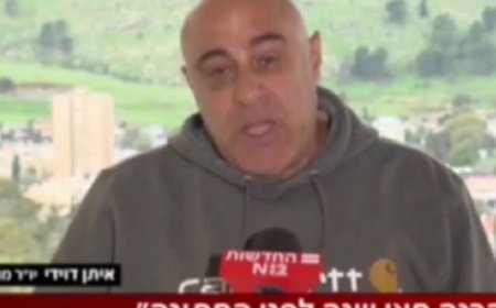 إنهيار رئيس إحدى المستوطنات الإسرائيلية بالدموع يكشف حالة اليأس ( فيديو )