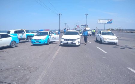 شرطة السير بعدن تنفذ حملة لضبط السيارات المخالفة
