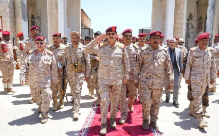 وزير الدفاع يعقد اجتماعاً عسكرياً موسعاً مع قيادة المنطقة العسكرية الثانية