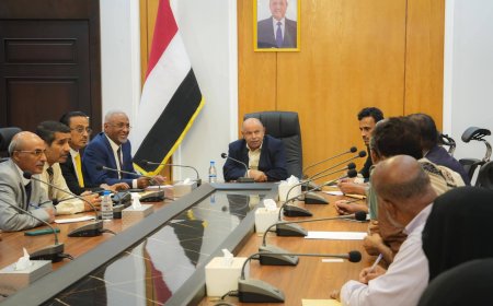 عضو مجلس القيادة محافظ حضرموت يعقد اجتماعاً موسعاً لمعالجة قضايا المعلمين ويؤكد التزام السلطة المحلية بدعم العملية التعليمية