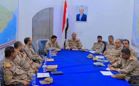 رئيس هيئة الأركان يترأس اجتماعا موسعا لقادة الهيئات والمناطق العسكرية