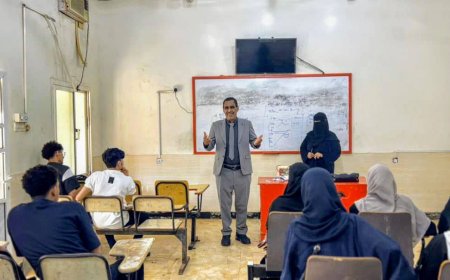 بأجواء العيد وروح إيجابية تعزز الالتزام.. كلية اللغات بجامعة عدن تدشن الفصل الدراسي الثاني 