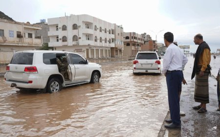 عضو مجلس القيادة محافظ حضرموت يتفقد أحوال المواطنين بالمكلا بعد الأمطار الغزيرة