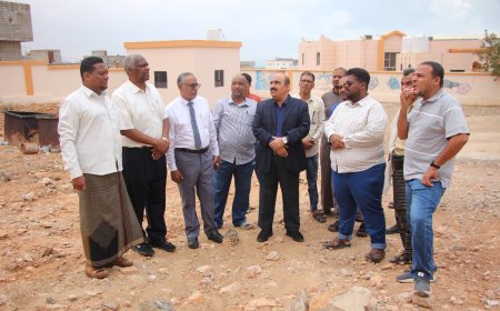 مدير تربية ساحل حضرموت يتفقد أضرار المنخفض الجوي بمدرسة ابن الهيثم بمنطقة ربوة خلف بمديرية المكلا 