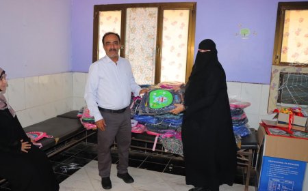 مدير عام خور مكسر يتفقد روضة الأمل ويقدم حقائب مدرسية للأطفال الخريجي من الفئة الكبرى 