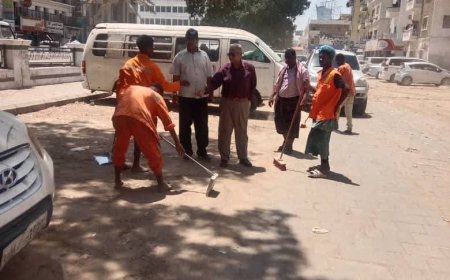 المهندس راشد يتابع ميدانيا أعمال حملات برش ورفع الأتربة وتلميع شوارع المعلا والتواهي 