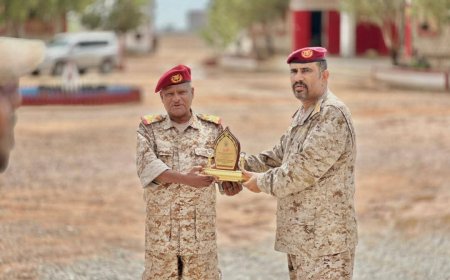 رئيس شُعبة الهندسة العسكرية بالمنطقة العسكرية الثانية يكرّم قائد لواء الريان بالمكلا تقديرًا لمواقفه البطولية