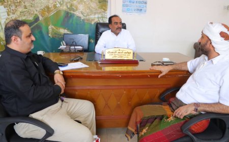 الزهري يناقش مع المحضار سير عمل مكتب الواجبات الزكوية بخورمكسر ويشيد بجهود التحصيل