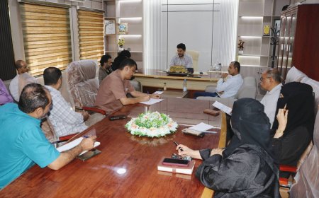 خلال ترأسه إجتماع المكتب التنفيذي..مدير عام البريقة يحث على مضاعفة الجهود لتحسين الخدمات وتنمية الإيرادات وتكثيف الرش الضبابي