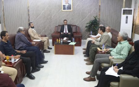 وزير الأشغال يناقش مع محافظ أبين أوضاع الطرق والمشاريع المتعثرة وسبل تسريع إنجازها