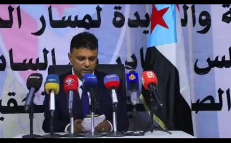 قارئ (بيان حل الانتقالي) من عدن.. باراس يعلن عن مرحلة جديدة (ما بعد الانتقالي)