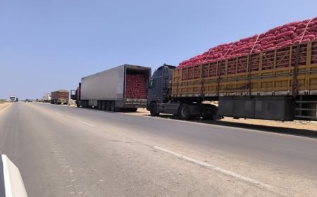 بالصور استغاثة السائقين.. مسلحون يواصلون احتجاز قواطر النقل الثقيل شرقي الشحر لليوم الثالث