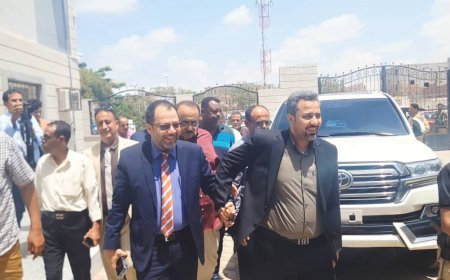 خلال زيارته للمحافظة .. محافظ لحج يناقش وزير الكهرباء م. الكاف معاناة كهرباء المحافظة ويطلعا على محطة عباس التحويلة