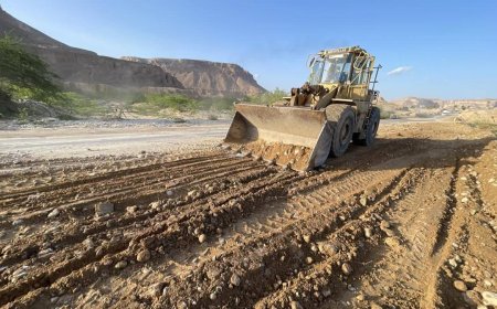 وتيرة متسارعة لإصلاح طريق سيئون – المكلا.. أعمال ردم متواصلة في عبارة "بايوت" بوادي حضرموت