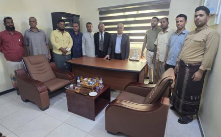 رئيس محكمة استئناف حضرموت يتفقد سير العمل في محكمتي الأموال العامة والمرور ويشيد بمستوى الإنجاز