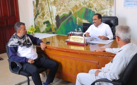 مدير عام خورمكسر يلتقي قيادة وأعضاء اللجان المجتمعية ويؤكد تعزيز الشراكة مع المكاتب الخدمية