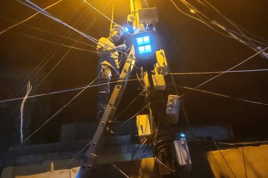 تواصل أعمال صيانة الإنارة في مديرية صيرة بعدن