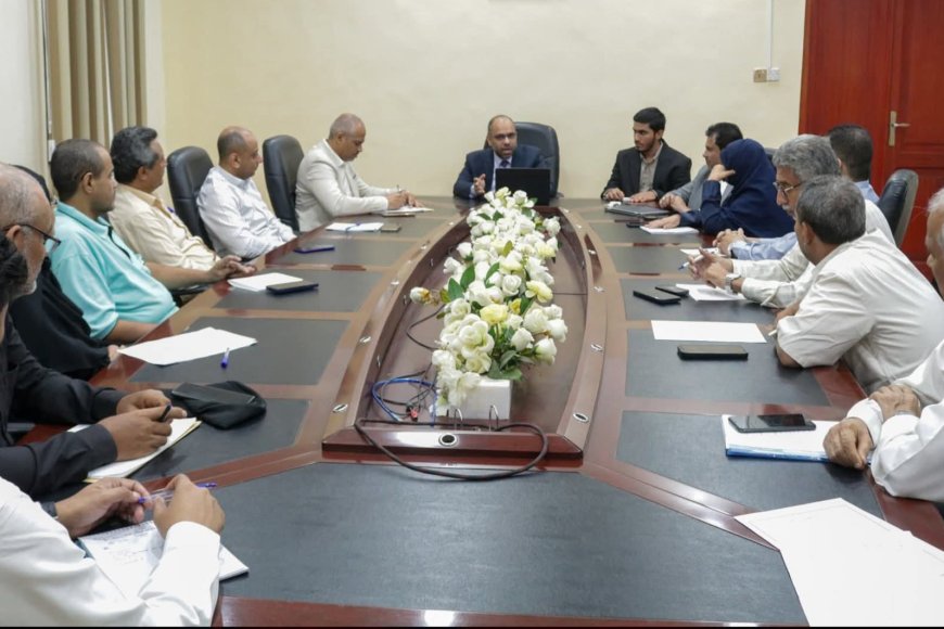 وزير الاتصالات وتقنية المعلومات يناقش خطط تطوير الأداء وتعزيز الموارد وبناء شبكة وطنية قوية
