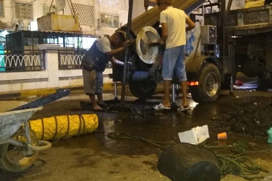 استكمال العمل في تصفية خط الضخ للصرف الصحي بشارع الشهيد مدرم بالمعلا&nbsp;