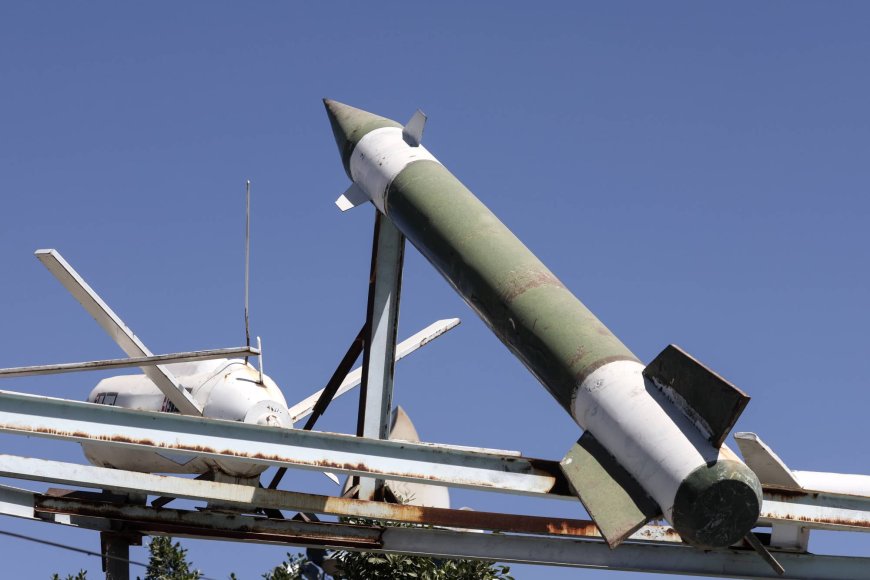 حرب الأشباح في الحديدة.. الحوثيون ينشرون (مجسمات وهمية) لصواريخ وزوارق بحرية (تفاصيل)&nbsp;