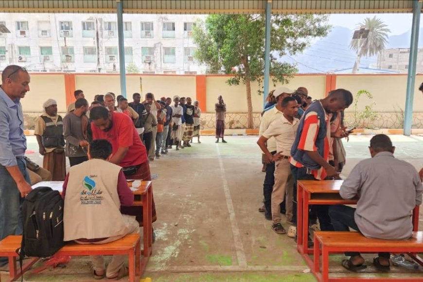 تدشين توزيع سلال غذائية لموظفي مؤسسة المياه والصرف الصحي بعدن