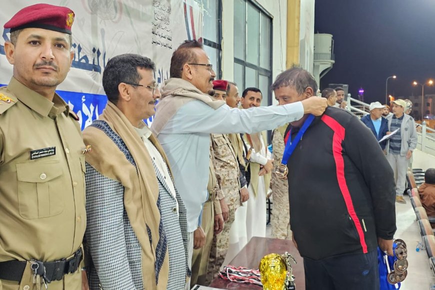 تتويج فريق الشهيد الشدادي بكأس بطولة العميد حاتم الصباري لكرة القدم في المنطقة العسكرية السابعة