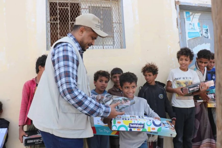 الخلية الإنسانية تواصل توزيع كسوة العيد لـ5500 طفل في مديريات الحديدة المحررة