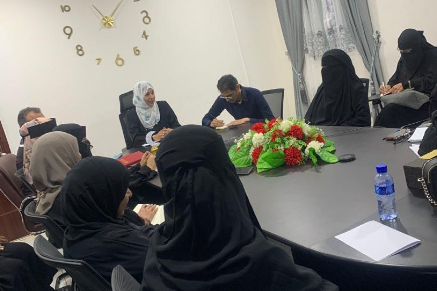 رئيسة الجهاز المركزي للإحصاء تعقد اجتماعًا موسعًا للعاملين في مسح ميزانية الأسرة بعدن
