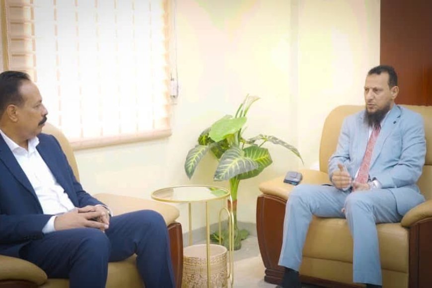 وزير الدولة محافظ العاصمة عدن يناقش مع وزير الأشغال العامة والطرق أولويات الإصلاحات في خطوط السير بالعاصمة