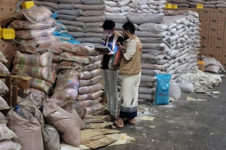 مكتب الصناعة بعدن يضبط آلاف الأكياس من السكر المغشوش والأرز التالف في عملية رقابية نوعية بمديرية المنصورة