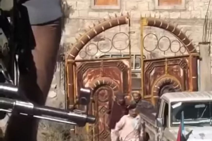 اشترط شرطا عجيبا!!.. شاهد بالفيديو لحظة تسليم قاتل ابنه نفسه للأمن في الضالع