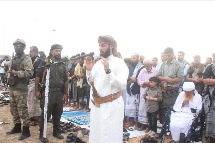 أبين موعودة بالخير.. المحافظ الرباش يؤم المصلين في صلاة العيد ويدعو إلى (المصالحة الكبرى)&nbsp;