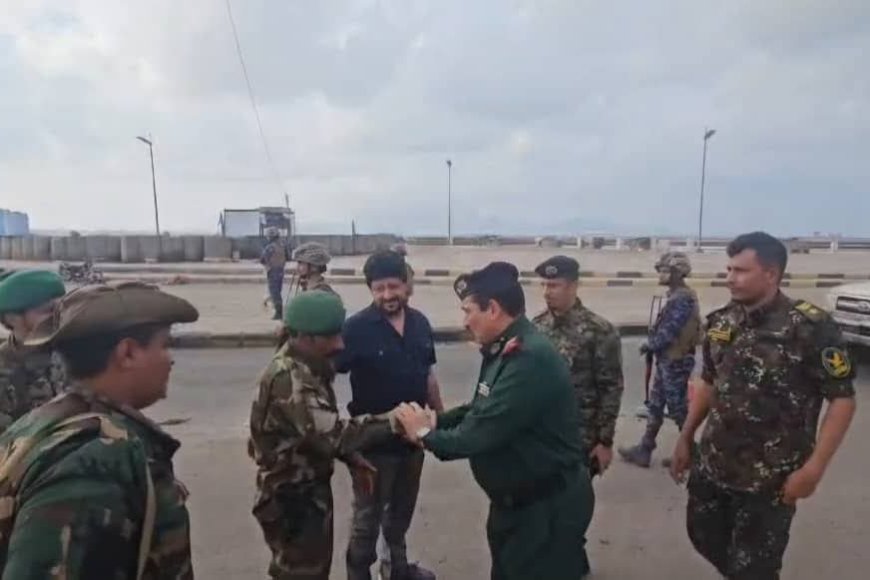 وزير الداخلية يتفقد عدداً من النقاط الأمنية في العاصمة المؤقتة عدن ويهنئ منتسبيها بعيد الفطر