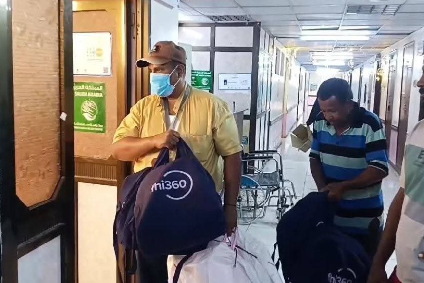 بمناسبة عيد الفطرالمبارك..مدير مستشفى الصداقة يوزع حقائب الأمومة لحديثي الولادة والأمهات