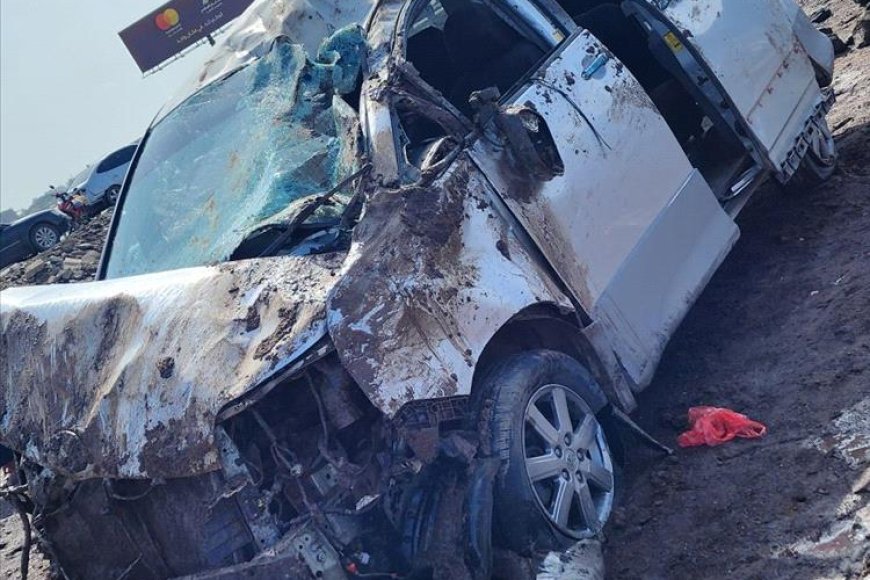 نجاة سائق بأعجوبة.. انقلاب باص (فوكسي) بخط الجسر في عدن