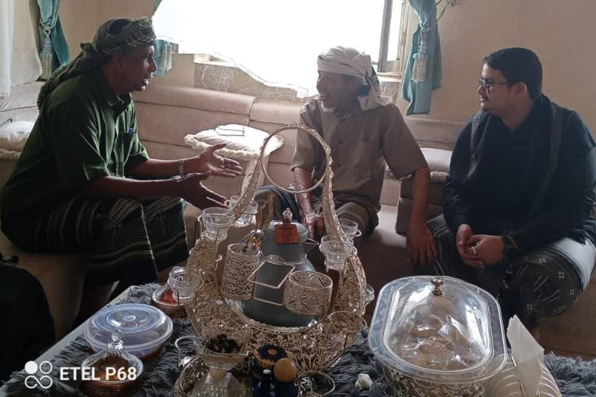 مدير عام الصحة بالمهرة يقوم بزيارة عيدية لمدير الترصد الوبائي السابق ويطمئن على صحته