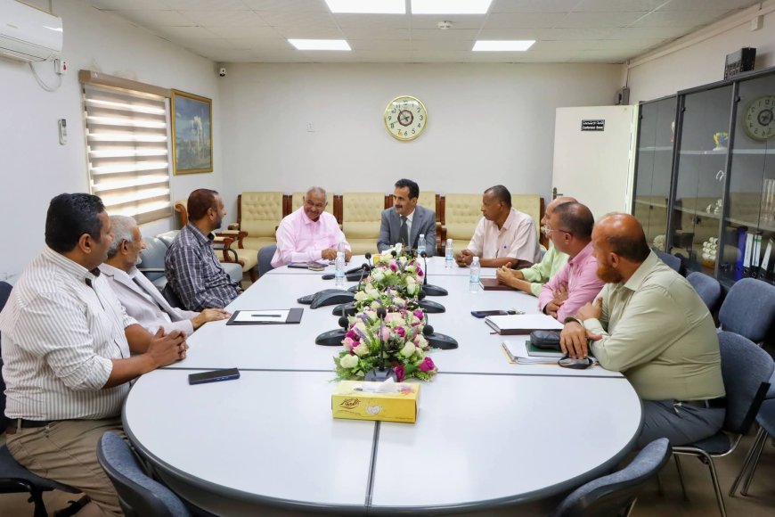 الوكيل المساعد لوزارة النفط يتفقد الانضباط الوظيفي في شركتي مصافي عدن والاستثمارات النفطية