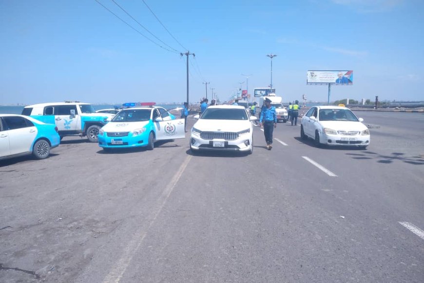 شرطة السير بعدن تنفذ حملة لضبط السيارات المخالفة