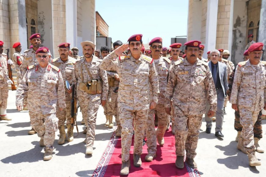 وزير الدفاع يعقد اجتماعاً عسكرياً موسعاً مع قيادة المنطقة العسكرية الثانية